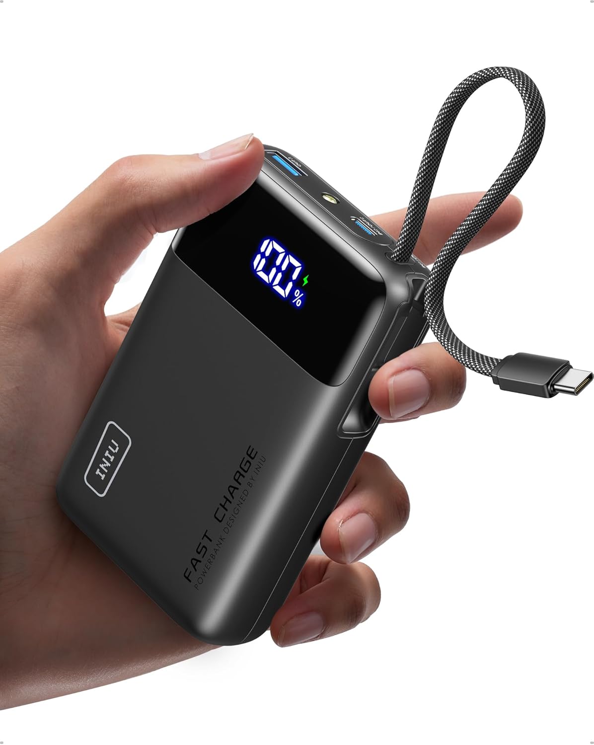 INIU 45W Powerbank ultra klein mit integriertem Kabel auf hellem Hintergrund