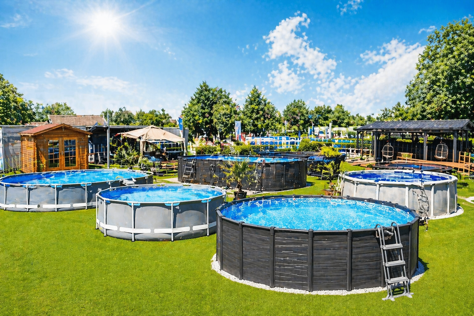 verschiedene Aufstellpools 2026 auf großer Ausstellungsfläche im Garten unter blauem Himmel