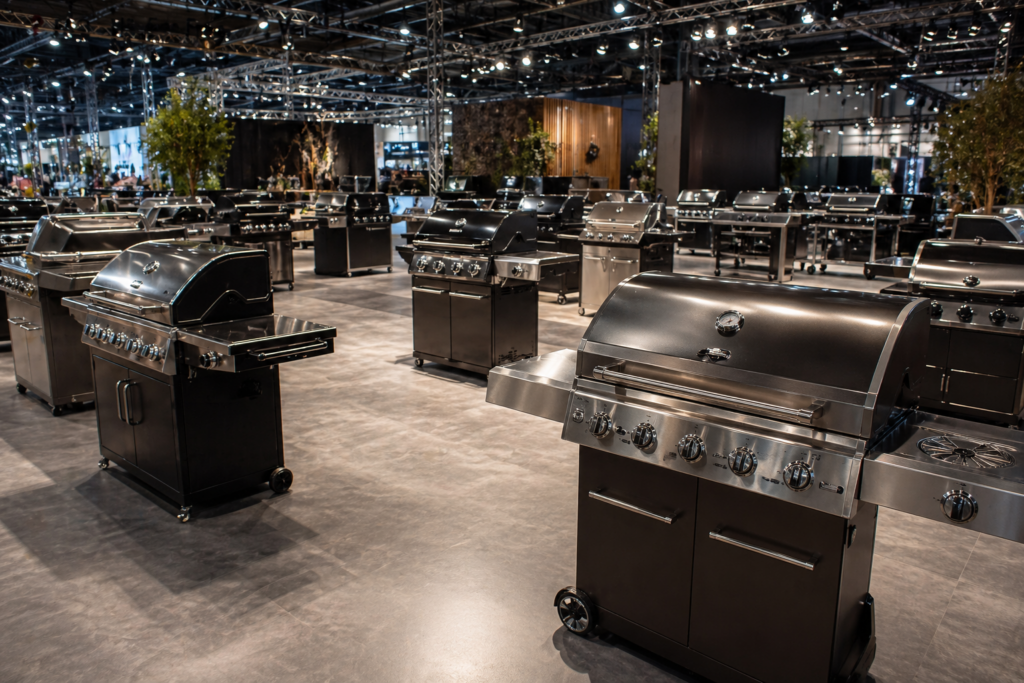Verschiedene Gasgrills 2026 auf großer Ausstellung Messe in moderner Halle