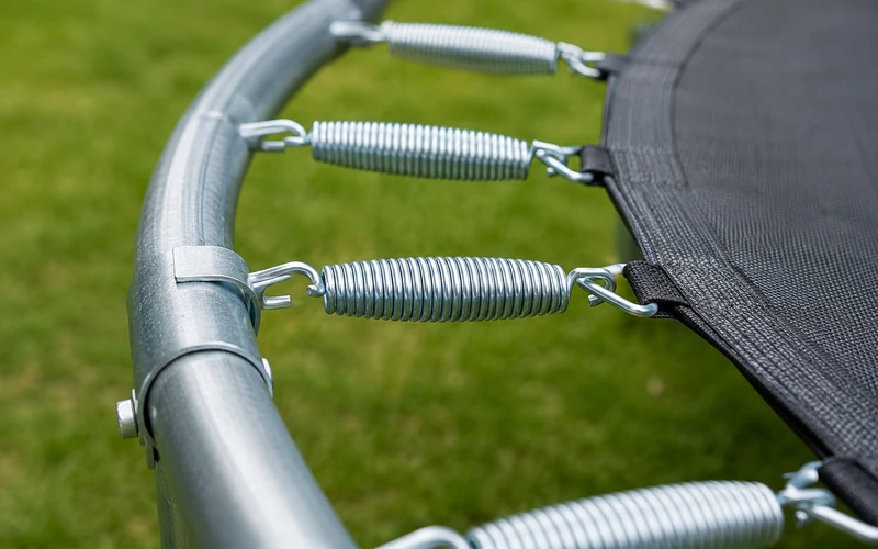 Federsystem und Gestell eines Gartentrampolins in Nahaufnahme