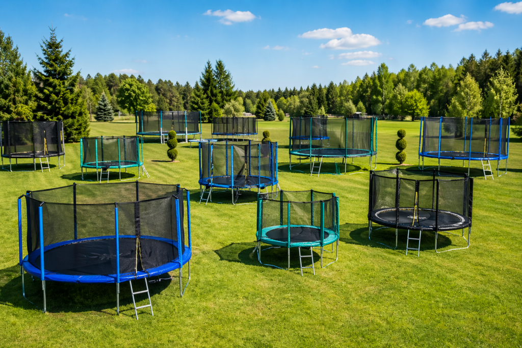 verschiedene Trampoline Outdoor 2026 auf großer Wiese im Vergleich