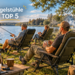 Angler sitzen gemütlich auf Angelstühlen am See während im Hintergrund gegrillt wird
