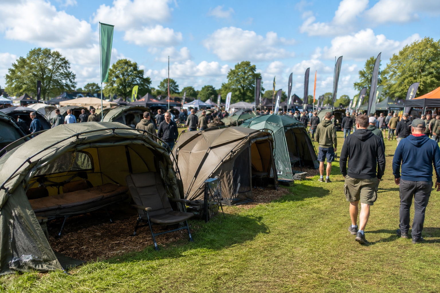 Verschiedene Angelzelte auf einer Outdoor Messe mit Besuchern im Hintergrund