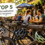 Radfahrer schließen ihre Fahrradhelme an Fahrrädern vor einem Biergarten an