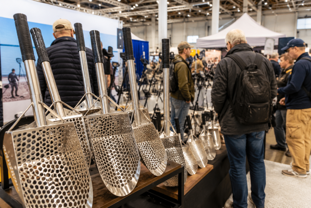 Verschiedene Sandschaufeln zum Sondeln auf einer Outdoor Messe