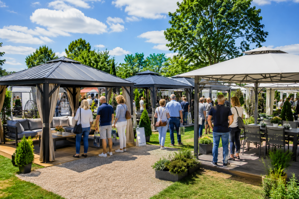 Gartenpavillons auf einer Outdoor-Messe im Vergleich Top 5 Gartenpavillons im Vergleich auf einer Outdoor-Ausstellungsmesse mit Besuchern