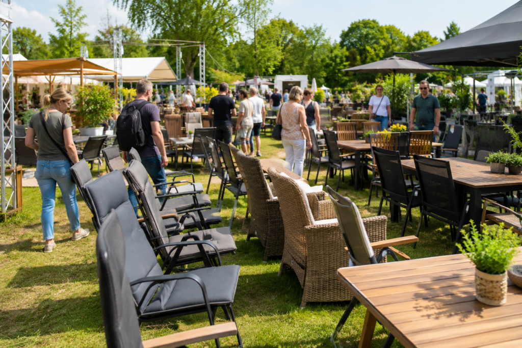 Gartenstühle auf einer Outdoor-Messe mit Besuchern bei der Besichtigung verschiedener Gartenmöbel