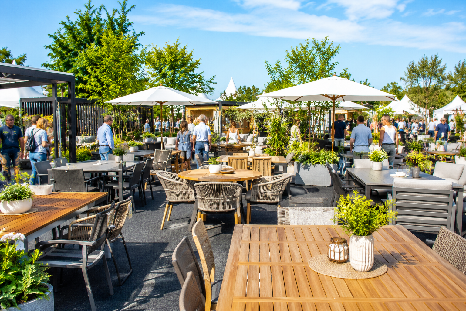 Gartentische auf einer Outdoor-Messe mit Besuchern bei der Besichtigung verschiedener Gartenmöbel und Terrassentische