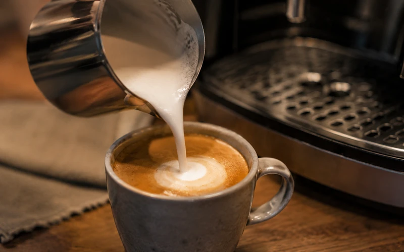 Cremiger Milchschaum für Cappuccino aus dem Kaffeevollautomaten
