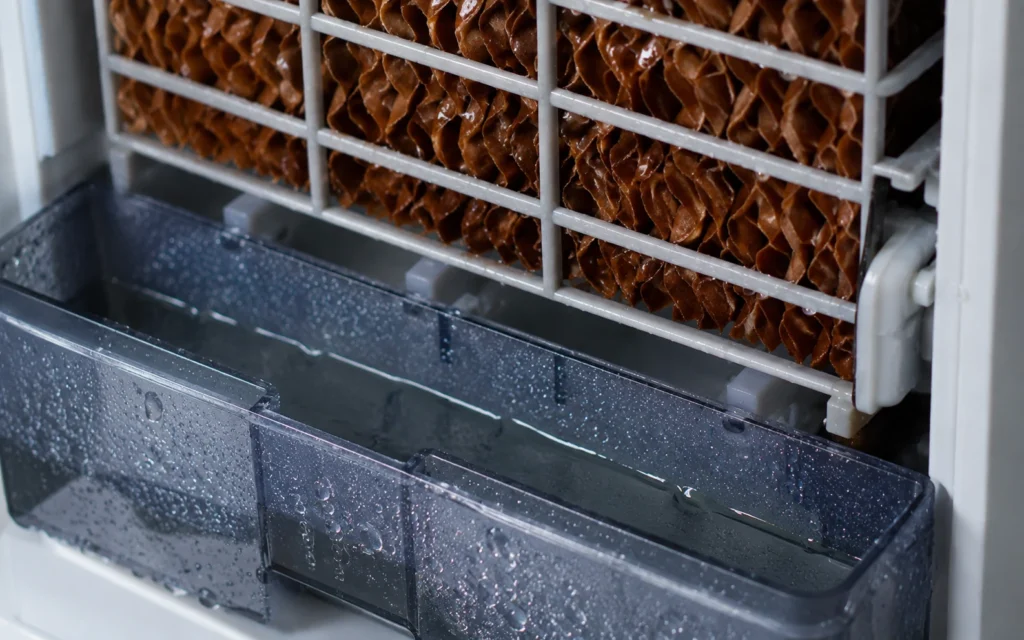 Detailaufnahme Kühlpad und Wassertank eines Luftkühlers