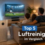Top 5 Luftreiniger im Vergleich – Familie schaut Fußball auf der Leinwand, während ein Luftreiniger im Wohnzimmer in Betrieb ist