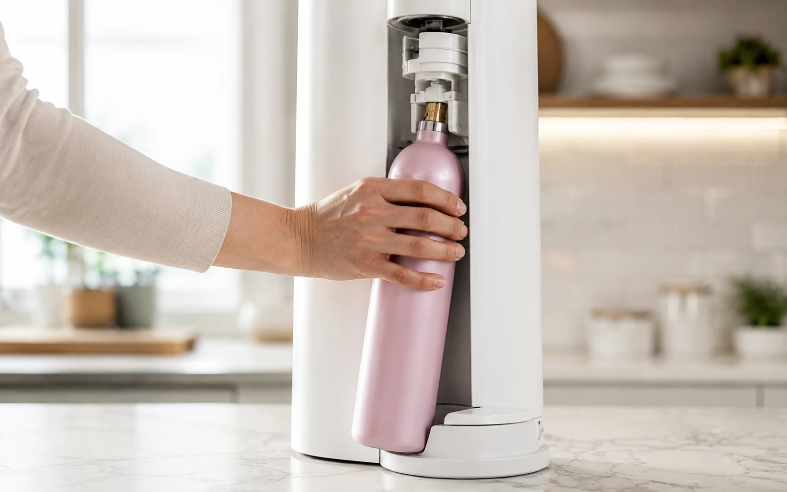 Eine Person setzt einen pinken CO2-Zylinder in die Rückseite eines weißen Wasserspruglers ein