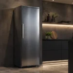 Ein geschlossener, moderner Gefrierschrank aus Edelstahl in einer eleganten Küche.