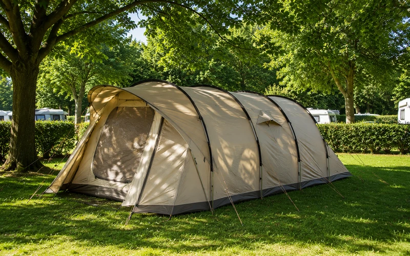 Zelt kaufen Stellplatz: Ein modernes Campingzelt perfekt abgespannt auf einem ebenen Campingplatz unter Bäumen.