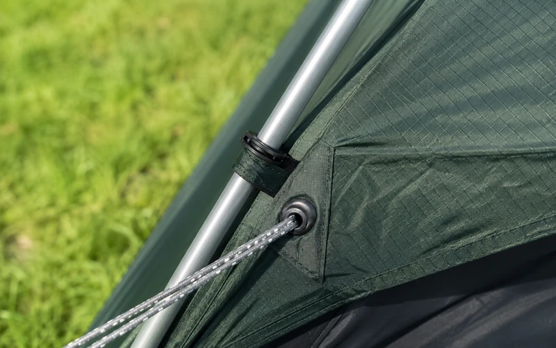 Zelt kaufen Beratung: Ein detaillierter Blick auf das robuste Aluminium-Gestänge und die straffen Spannseile eines modernen Trekkingzelts.