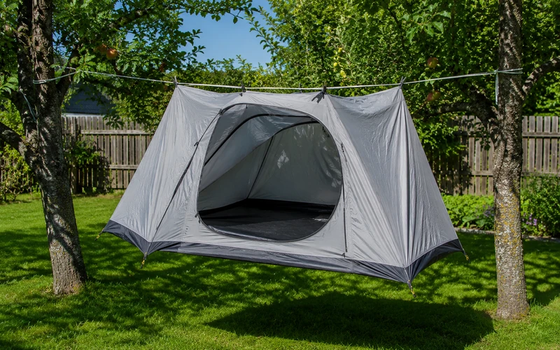 Zelt kaufen Pflege: Ein gereinigtes Campingzelt hängt zum Trocknen an einer Wäscheleine im Garten.