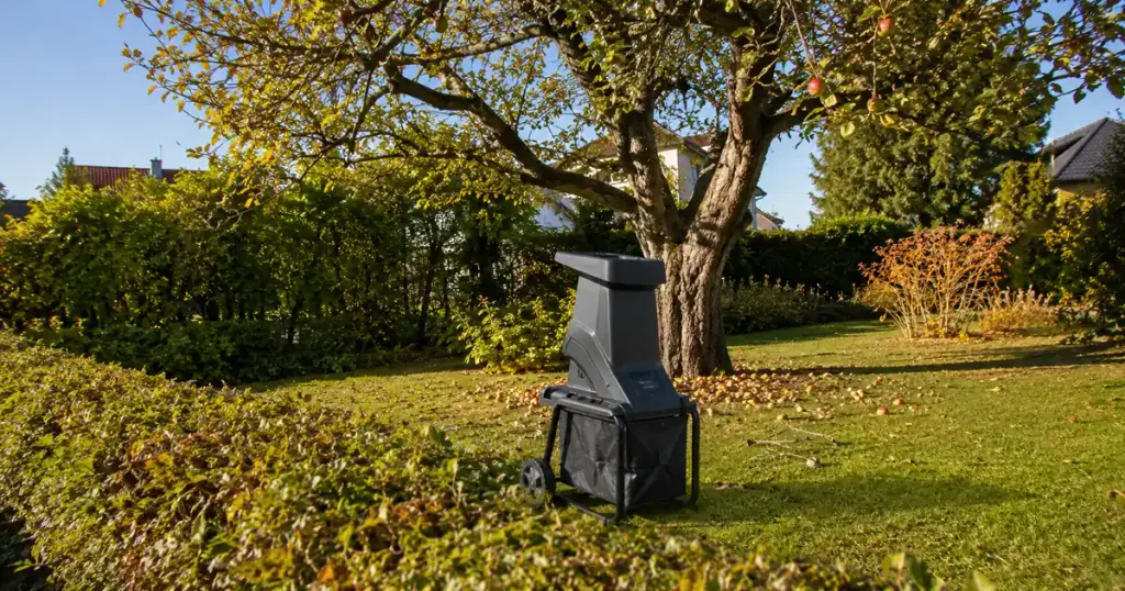 Gepflegter Garten mit Hecke und Apfelbaum – unterschiedliche Astdicken für den Laubhäcksler