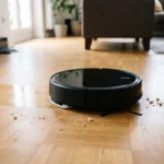 Saug- und Wischroboter Aldi Nord im Einsatz: schwarzer Roboter fährt auf Parkett am Sofa entlang